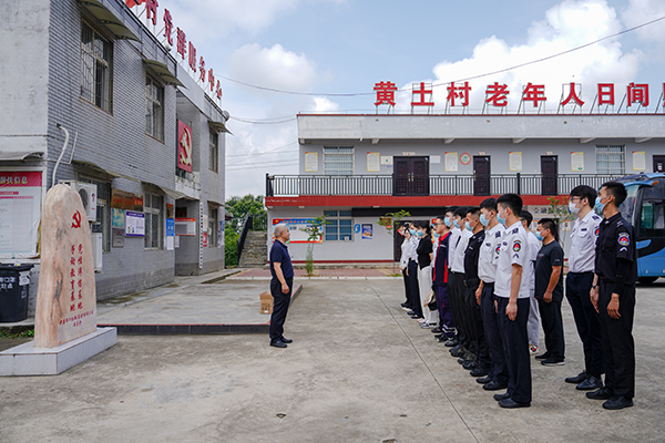 “助力鄉(xiāng)村振興，踐行艱苦奮斗” 將新員工黨性教育活動(dòng)搬到對(duì)口幫扶村1.jpg